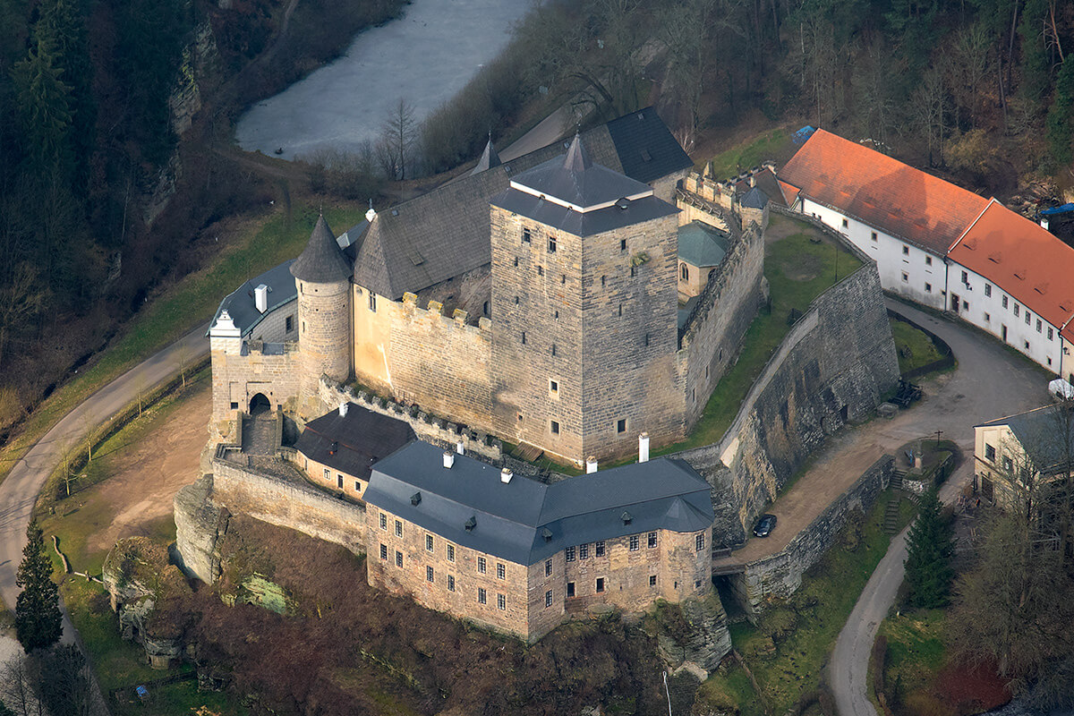 Средневековый готический замок Кост