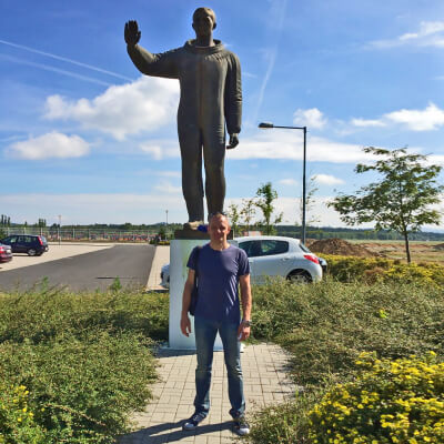 Скульптура Юрия Гагарина украшает воздушные ворота Карловых Вар